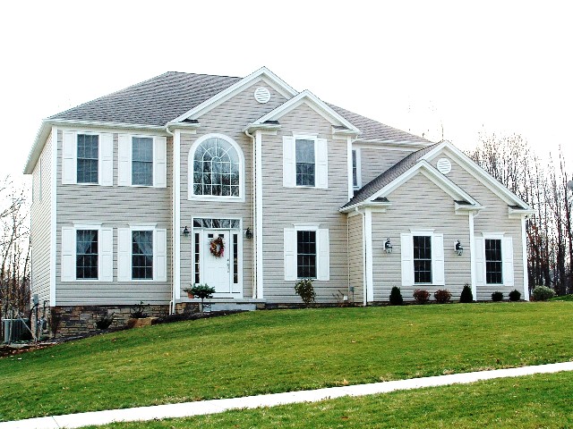 Study/den or foyer. 1st floor utility. Master bath with corner garden tub and two walk-in closets. 2-story foyer. Sunk-in family room with 2-story vaulted ceiling. Loft overlooking family room. Large kitchen/dinette area. Formal living and dining rooms. Tray ceiling in dining room. Side entry 2-car garage.